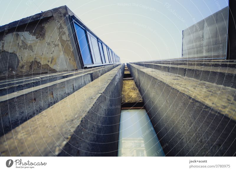 Nicht alles nur Fassade Beton Architektur Wand Erker Froschperspektive Stil retro Strukturen & Formen verwittert abgeplatzt Streben Himmel Fenster aufstrebend