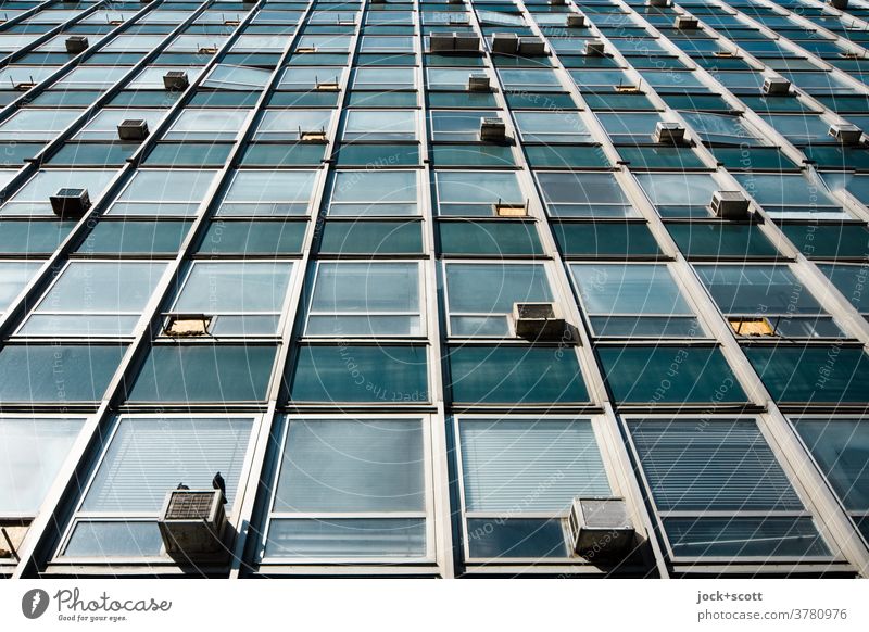 Kein Blick hinter die Fassade Architektur retro Sozialismus Verwaltungsgebäude Strukturen & Formen Froschperspektive Stil Klimaanlage Symmetrie authentisch