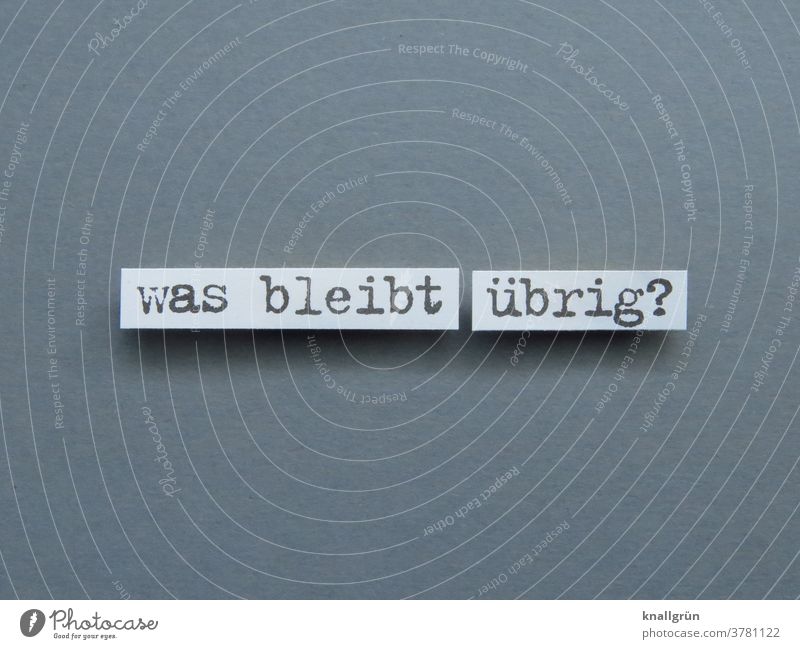 Was bleibt übrig? Sinnfrage Einsamkeit Gefühle Übrig Farbfoto Traurigkeit Trauer Verzweiflung Tod Enttäuschung Erschöpfung Mensch Sorge Schmerz Sehnsucht Fragen