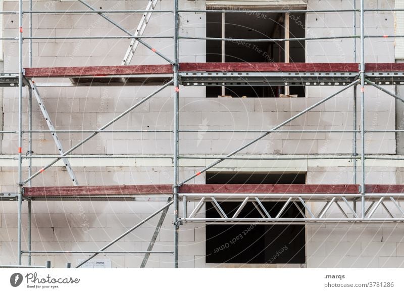 Baugerüst Fassade bauen rohbau Baustelle Haus Bauwerk Architektur Gebäude Fenster Wandel & Veränderung neu Modernisierung Sanieren Mehrfamilienhaus Hausbau