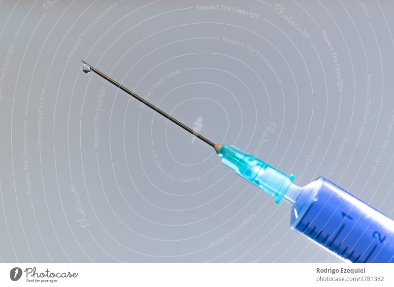 Nahaufnahme einer medizinischen Spritze mit einem Impfstoff Hintergrund blau Pflege Klinik Coronavirus covid-19 Arzt Dosis Medikament Gerät Grippe Gesundheit