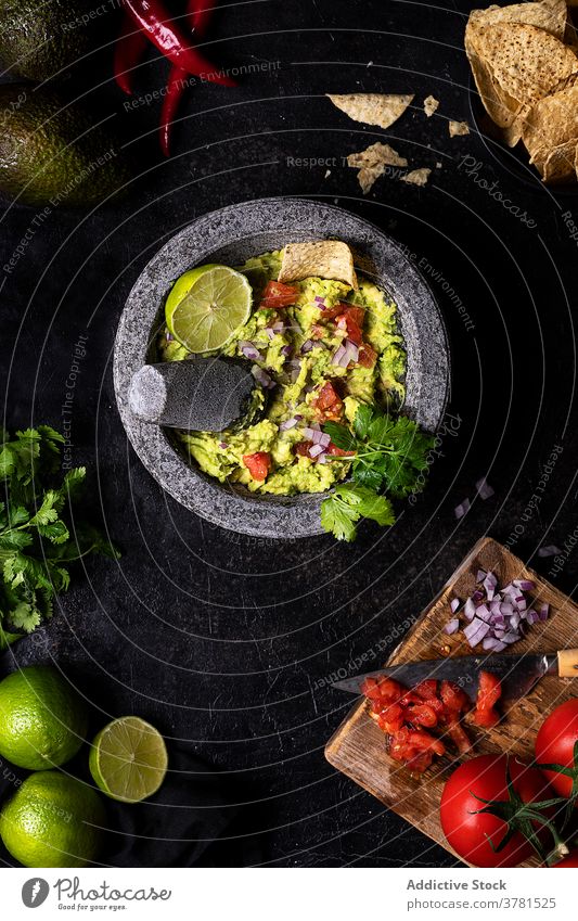 Appetitliche Guacamole in Schale auf dem Tisch Avocado geschmackvoll Speise Gemüse Vegetarier dienen lecker Tomate Kalk frisch Petersilie Lebensmittel organisch