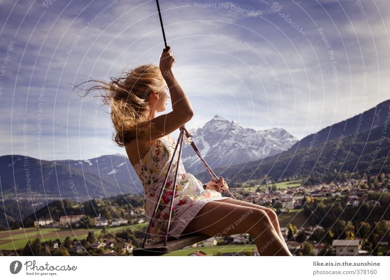 märchenhaft II schön Wellness Leben Freizeit & Hobby feminin Junge Frau Jugendliche Erwachsene Umwelt Felsen Alpen Berge u. Gebirge Gipfel blond schaukeln Glück