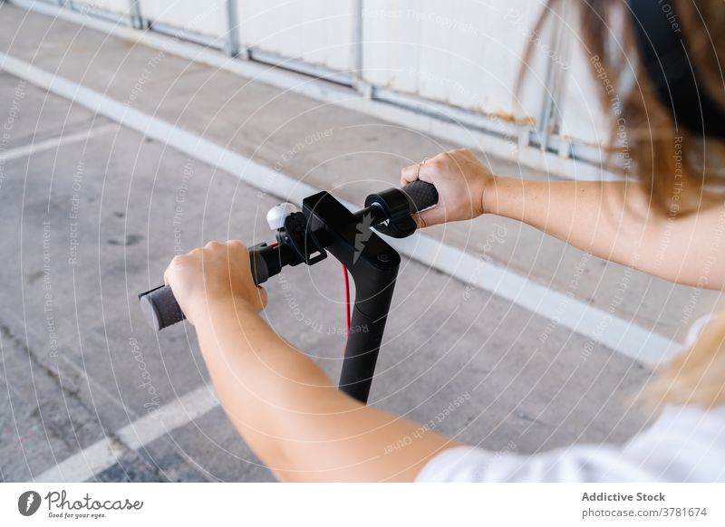 Junge Frau fährt Elektroroller Mitfahrgelegenheit Verkehr urban Fahrzeug alternativ umweltfreundlich modern Gerät Tretroller elektrisch Arbeitsweg Einrichtung