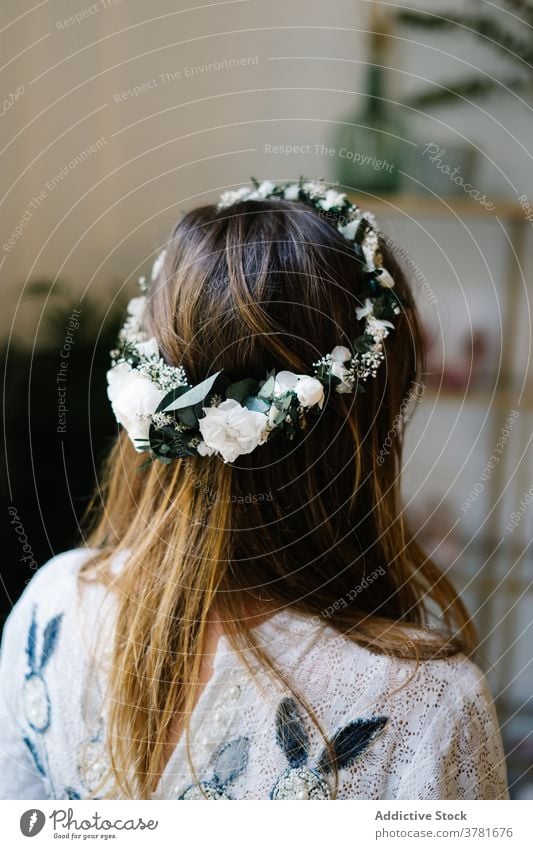 Frau mit Blumenkranz auf dem Kopf in Wohnung Totenkranz elegant Angebot geblümt Roséwein filigran Accessoire sanft Schönheit Pflanze Flora romantisch Blütezeit