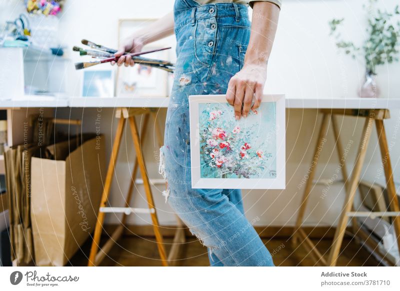 Künstlerin im Workshop Frau Farbe gesichtslos Staffelei Leinwand kreativ Werkstatt zeichnen Kunst Talent Arbeit farbenfroh Bild Hobby Handwerk Inspiration