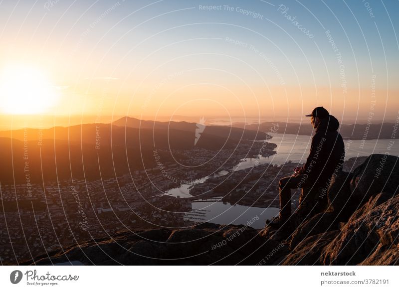 Mann blickt über Stadtlandschaft mit Bergen und Fjord Stadtbild Norwegen Vogelschau Panorama Großstadt Geografie Berge u. Gebirge sieben Berge