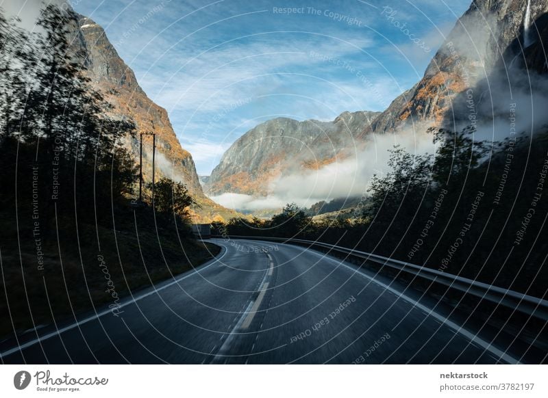 Bergautobahn im Herbst mit Fluchtpunkt Straße Autobahn Nebel Cloud Landschaft Norwegen Norden Berge u. Gebirge gebirgig Sichtweise pov keine Menschen niemand