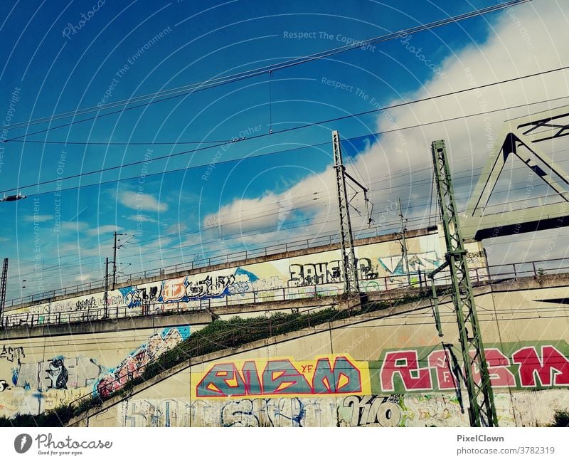 Graffiti am Bahnhof Eisenbahn Ferien & Urlaub & Reisen Verkehr Gleise Wand Street Art Himmel elektrizität urban Großstadt Schienenverkehr Bundesbahn Bahnfahren