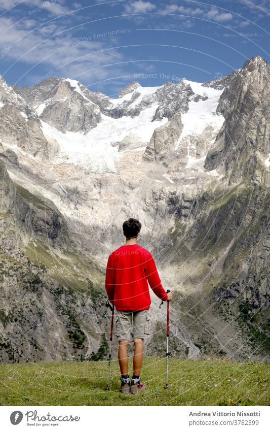 Kontemplations- und Meditationskonzept: nicht wiederzuerkennender Blick eines Teenagers auf eine wunderbare Berglandschaft Berge u. Gebirge Gletscher wandern