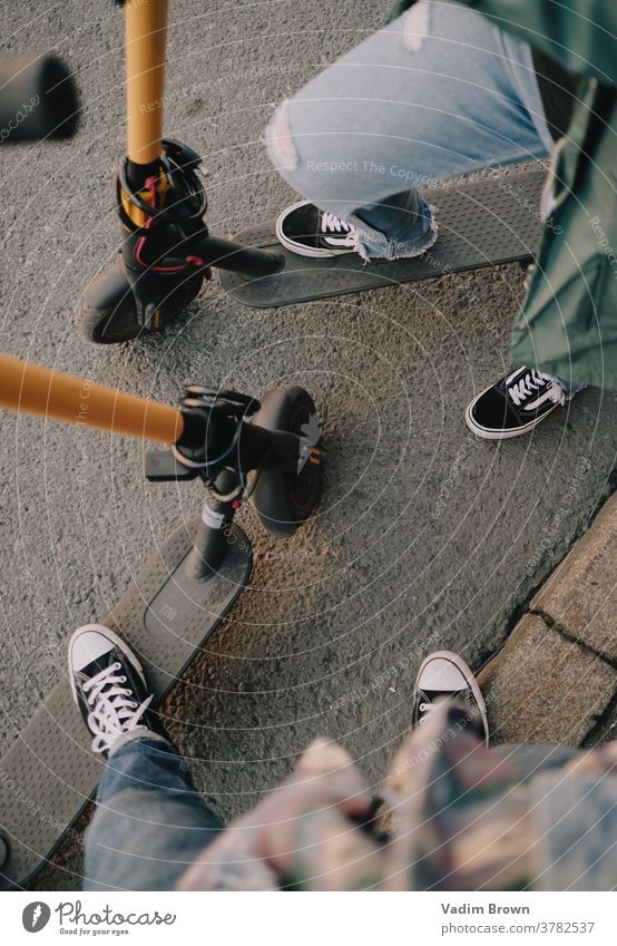 Turnschuhe und Scooter Tretroller Elektroroller Lifestyle Fahrzeug Verkehr Großstadt elektrisch Mitfahrgelegenheit Technik & Technologie Öko im Freien urban