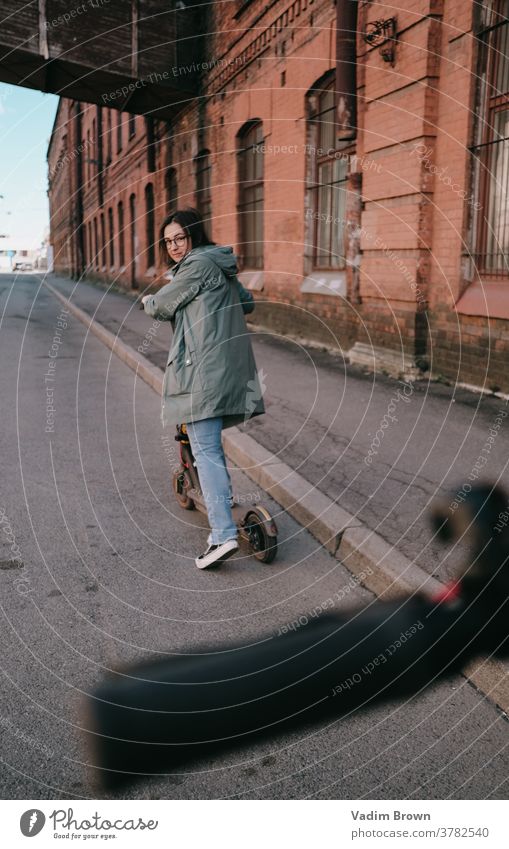 Mädchen mit Motorroller Tretroller urban Elektroroller Öko jung E-Roller im Freien Menschen Großstadt Straße Verkehr Transport Frau Technik & Technologie