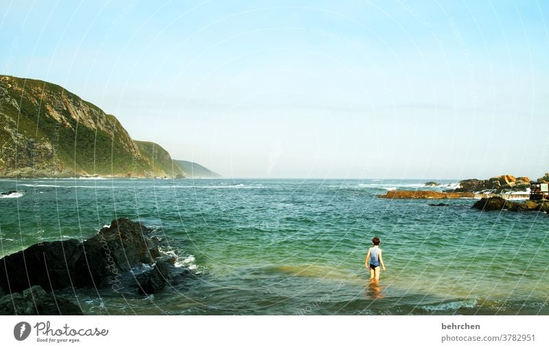 fernweh Ruhe stille Kindheit Wellen Sohn Ferne Abenteuer Ausflug Tourismus Ferien & Urlaub & Reisen Freiheit Junge Natur Landschaft Küste Strand Felsen Meer