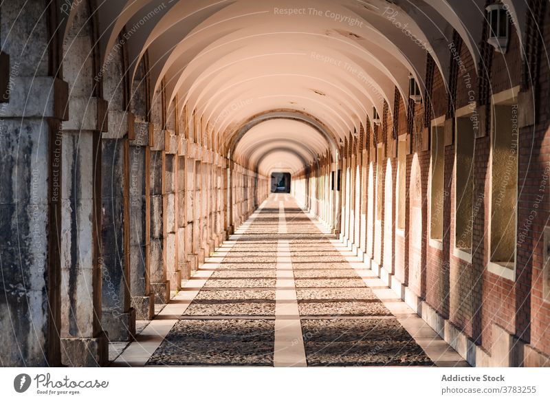 Gewölbte Passage mit Steinsäulen in der Stadt gewölbt Empore Durchgang Torbogen Laufsteg Spalte Architektur gealtert Sonnenlicht historisch Außenseite Gebäude