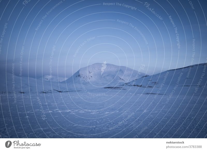 Schneebedeckte Landschaft und Berge Norwegen Winter Norden kalt natürliche Beleuchtung Natur im Freien szenische Darstellungen Himmel skandinavisch Skandinavien