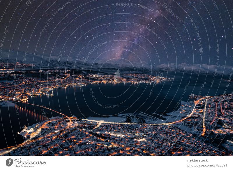 Beleuchtete nächtliche Stadtlandschaft von Tromsø mit Sternen am Himmel Stadtbild Nacht beleuchtet Milchstrasse sternenklar Winter panoramisch Vogelschau