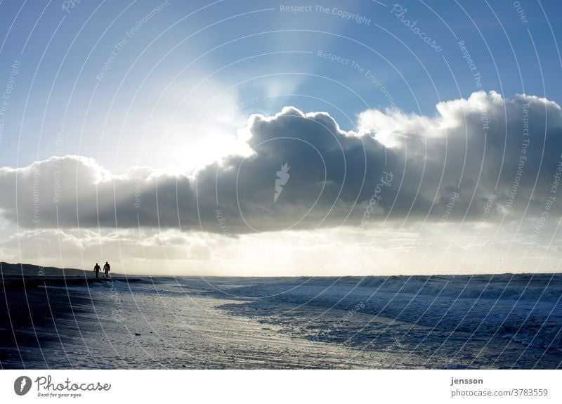 Strandspaziergang Sehnsucht Himmel Wolken Sonnenlicht Meer Meereslandschaft weite Einsamkeit stille Freiheit Urlaub Heimat Nordsee Fernweh Wellen Tourismus