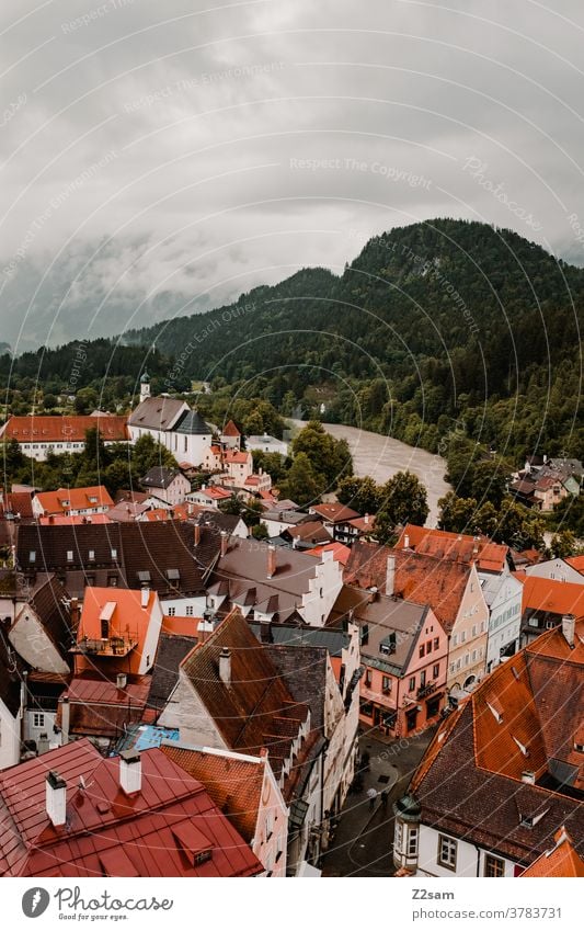 Altstadt Füssen füssen altstadt bayern allgäu historisch berge alpen fluss donau donauradweg straßen häuser innenstadt tourismus wolken schlechtes wetter