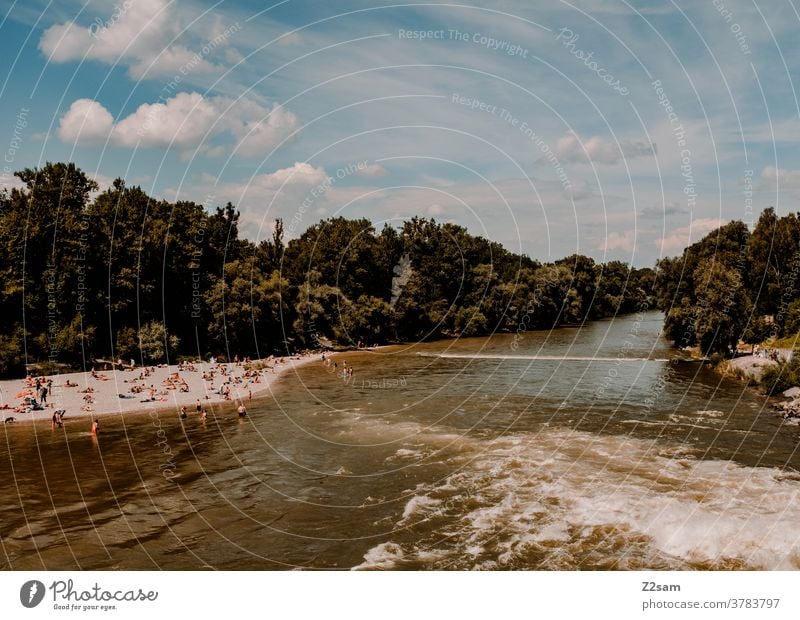 Isar / München münchen isar wasser fluß baden mensche stadtleben urban sommer sonne urlaub reisen erholung sonnen Bayern Natur Wasser Gischt Stromschnellen