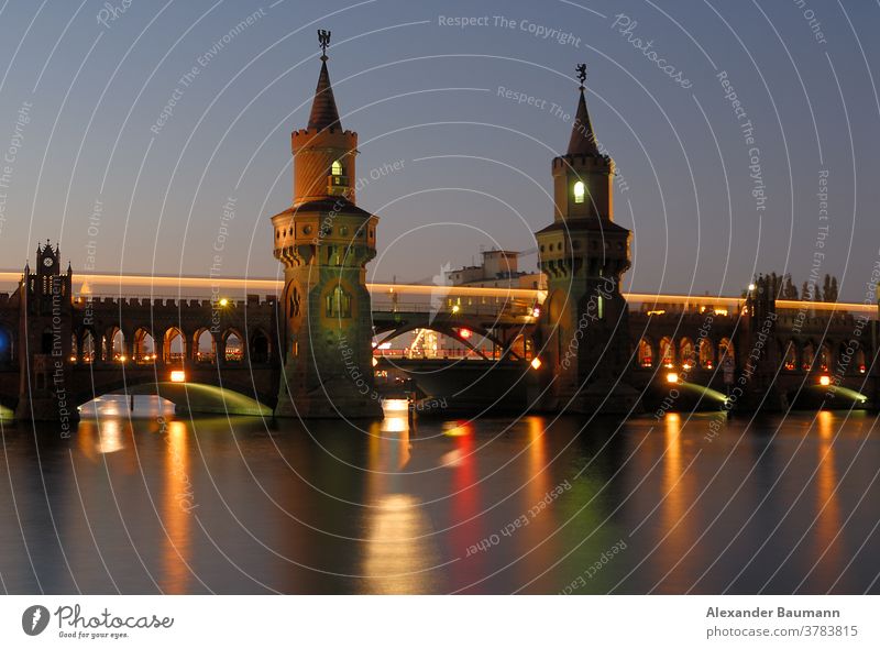 beleuchtete oberbaumbrücke in berlin über die spree Nacht Wahrzeichen Deutschland Oberbaumbrücke Fluss urban reisen Verkehr Spree berühmt Szene Großstadt Brücke