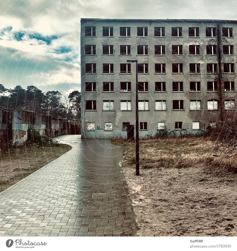 ein baufälliger Wohnblock im Umbruch Beton Betonmauer Rohbau Sanieren Sanierung Verfall Fassade Architektur Betonwand Baustelle Betonbauweise Bauwerk grau Prora