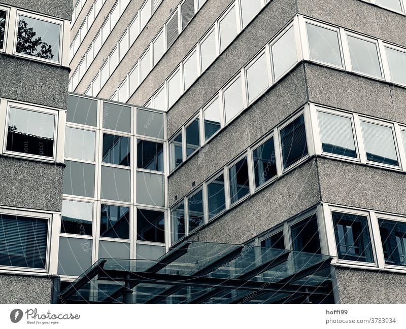 Tristesse am Bau - reflektierende Hochhausfassade in herbstlich trüben Wetter Fassade dunkel trist Frustration winterlich Traurigkeit Einsamkeit Gebäude