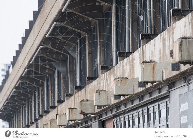 Außanansicht einer alte Lagerhalle mit Spuren von Rost trist wartezone 50ger Jahre Hafen Logistikbereich logistik Halle Schuppen Industrie Gebäude Fassade