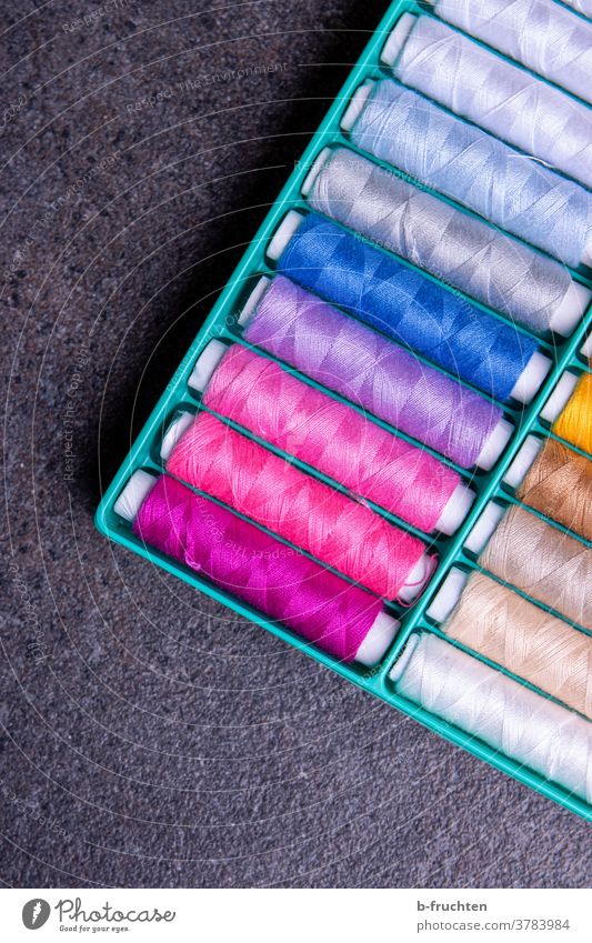 Nähgarne in verschiedenen Farben in einer Box Rolle bunt farbe rot rosa blau nähen Nähen Handarbeit Kurzwaren Schneidern Freizeit & Hobby Mode Kreativität Garn