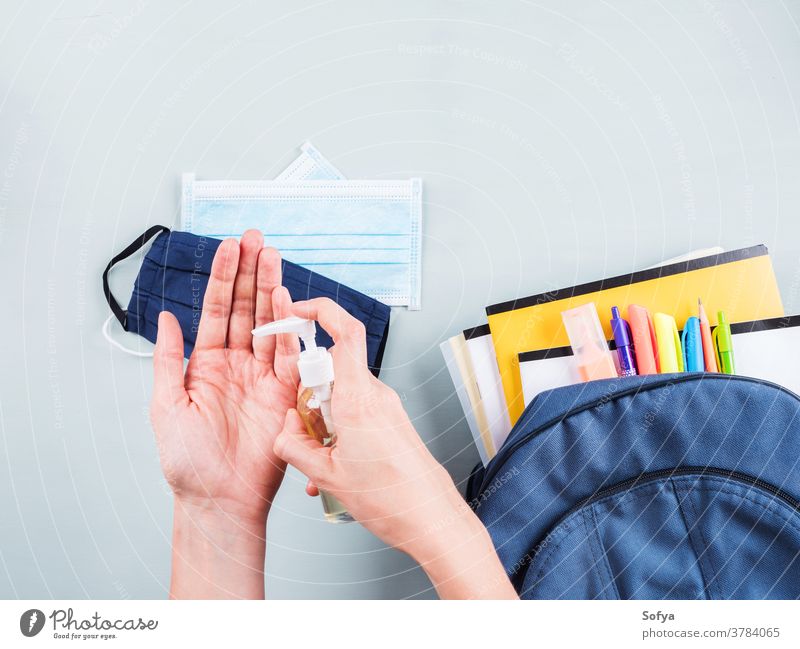 Neues Schulset mit Gesichtsmaske, Desinfektionsmittel Rucksack covid-19 Mundschutz zurück zur Schule bewerben reiben medizinisch Coronavirus Kind Buch