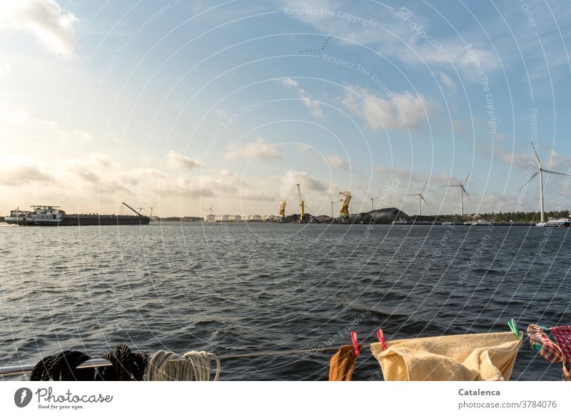 Auf dem Wasser und an Land Segelyacht Reeling nass Handtuch Wäscheklammern Schiffahrt Schlepper Windmühlen Kran Kohle erneuerbare Energie Windkraft nachhaltig