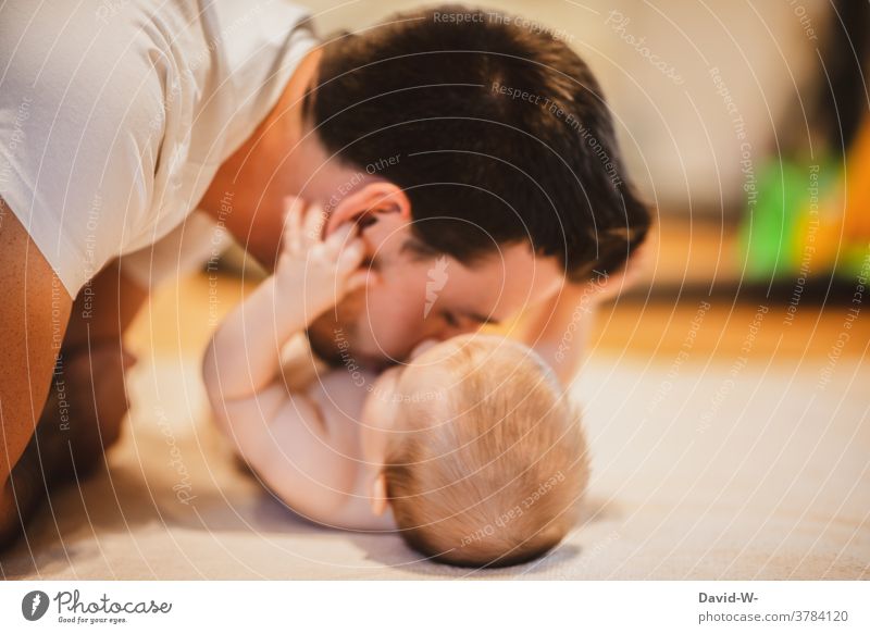 Baby und Elternteil schmusen Liebe Vater kuscheln spielen Zusammensein Glück Kind Fröhlichkeit nähe Zuneigung