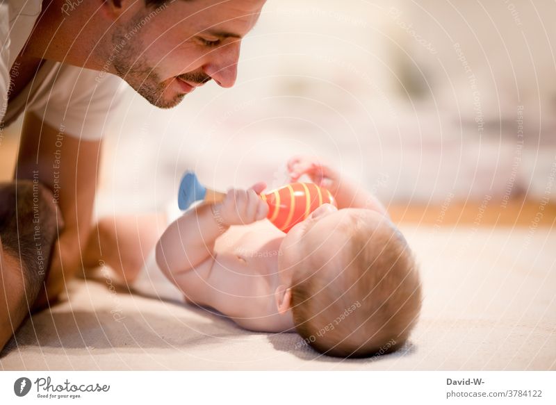 Vater spielt mit seinem Baby Kind spielen liebe Zusammensein Spielzeug zuneigung Gefühle sohn