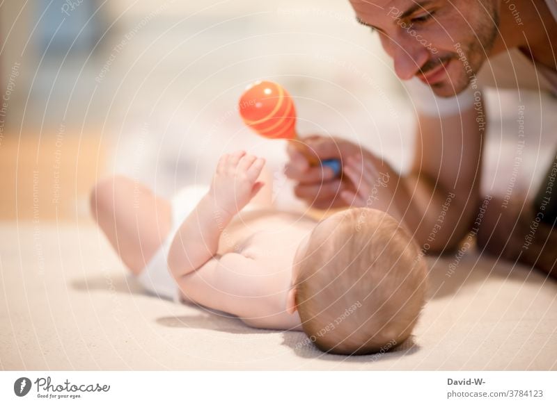 Vater spielt mit seinem Baby Liebe spielen Vater mit Kind Spaß Sohn nähe Eltern Zusammensein Euphorie Geborgenheit Glück Papa Freude Fröhlichkeit Begeisterung