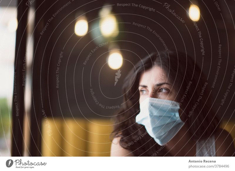 Frauenporträt mit chirurgischer Maske Mundschutz Gesicht covid-19 Coronavirus Verschmutzung Allergie Person Menschen eine Person schützend Operationsmaske