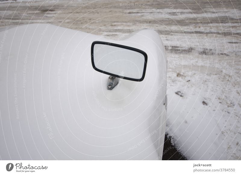 Winterschlaf bei Frost und Schnee Auto PKW parken kalt blind beschlagen retro Oldtimer Sechziger Jahre Design Straße Verkehrsmittel schneebedeckt