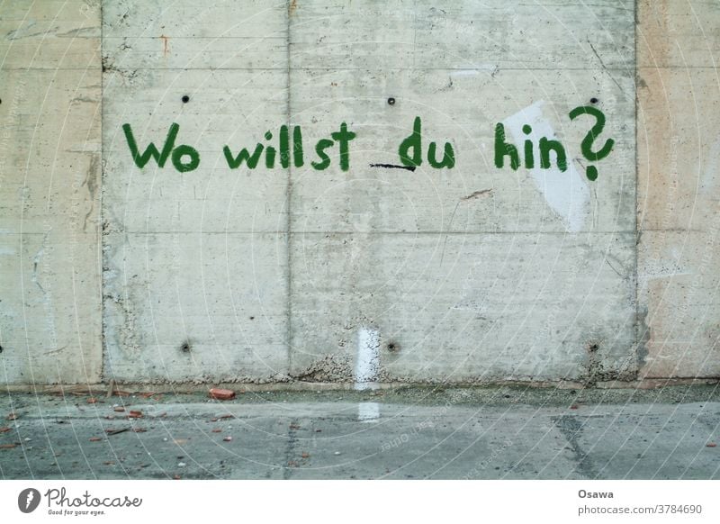 Wo willst du hin? Fragen Graffiti Beton Wand Mauer Text grau grün Außenaufnahme Menschenleer Schriftzeichen Farbfoto Fassade Tag Putz Handschrift Typographie