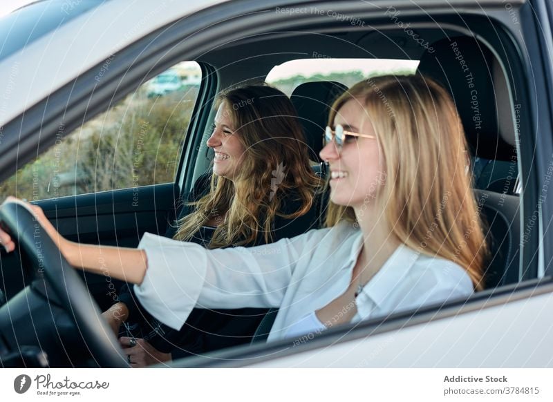 Sorglos reisende Frauen im Auto Autoreise Seeküste PKW Zusammensein Freund Mitfahrgelegenheit Laufwerk Sommer Urlaub Reise Feiertag Ausflug genießen Natur