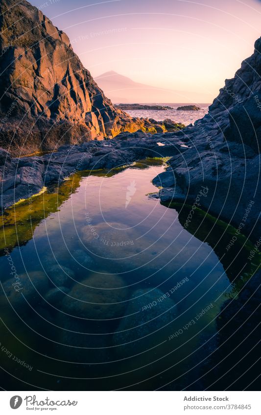 Klarer Teich in der Nähe von Felsen bei Sonnenuntergang Wasser Meereslandschaft Landschaft erstaunlich übersichtlich durchsichtig malerisch Kanarische Inseln