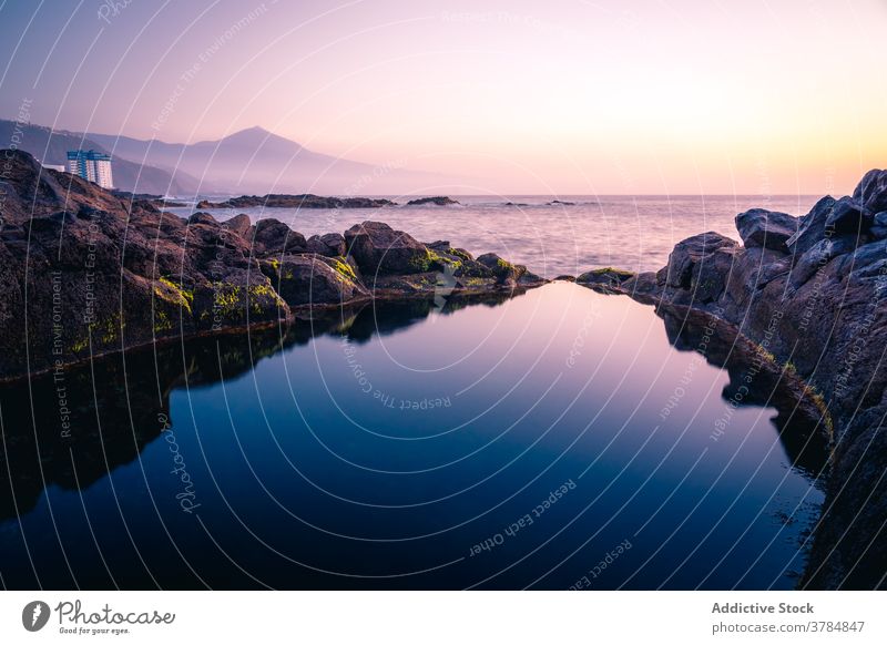 Klarer Teich in der Nähe von Felsen bei Sonnenuntergang Wasser Meereslandschaft Landschaft erstaunlich übersichtlich durchsichtig malerisch Kanarische Inseln