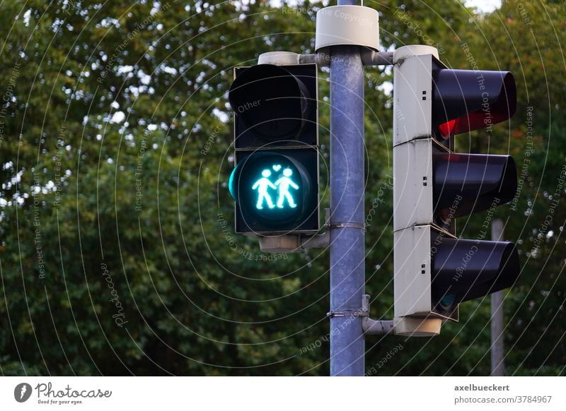 gleichgeschlechtliche Ampelmenschen oder schwules Ampelpärchen ampelmännchen Homosexualität LGBT LGBTQ lgbtq+ Liebe Verkehr grünes licht witzig Gleichstellung