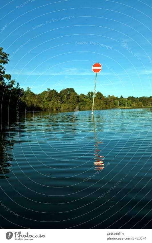 Binnenschifffahrtszeichen "Gesperrte Wasserfläche" im Tegeler See ausflug boot erholung ferien fluß kanal landschaft natur paddel paddelboot ruderboot see