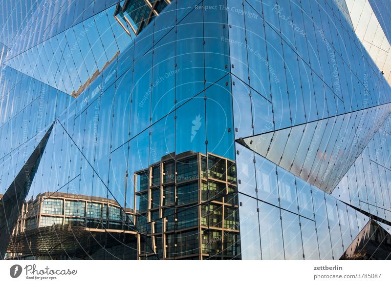 Hauptbahnhof Berlin als Spiegelbild im Cube Berlin architektur berlin büro city cube cube berlin deutschland fassade froschperspektive glas hauptstadt haus