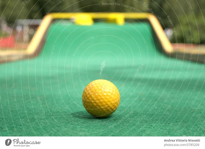 Nahaufnahme auf einem Minigolfball auf dem Platz mit Kopierraum für Ihren Text im Freien außerhalb keine Menschen niemand Farbbild Bildende Kunst drucken