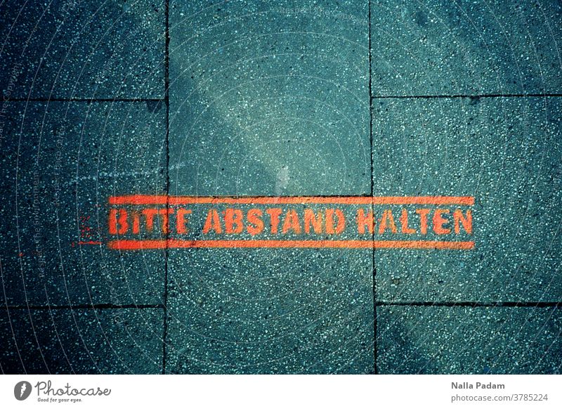 Bitte Abstand halten analog Analogfotografie Fußweg Gehweg Gehwegplatten Farbfoto Orange Grau Außenaufnahme Straße Tag Bürgersteig Stadt Corona Virus