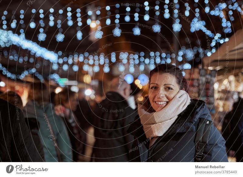 Fotografie einer Frau zu Weihnachten Glück schön Mädchen Feiertag Jahr neu Winter jung Menschen Fröhlichkeit Geschenk rot Lächeln Kaukasier Schönheit hübsch