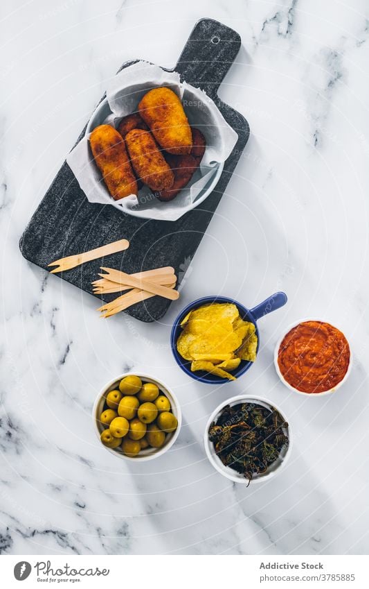 Gebratene Kroketten, serviert mit Saucen und Oliven gebraten Snack Lebensmittel Brokkoli dienen Amuse-Gueule kulinarisch Mahlzeit verschiedene Speise Küche