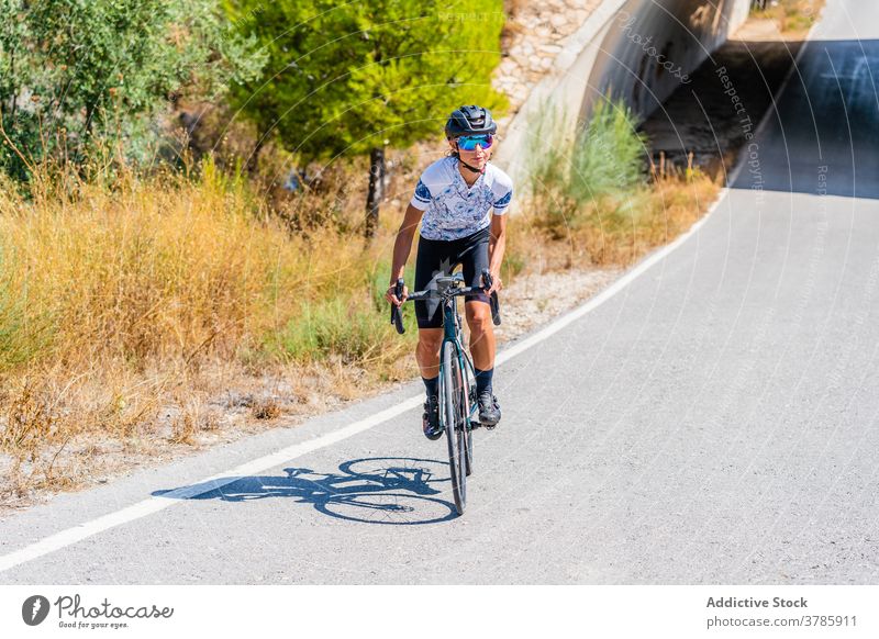 Radfahrer auf der Landstraße im Hochland Fahrrad Mitfahrgelegenheit Straße Berge u. Gebirge aktiv Sport Route Training Natur Frau Lifestyle Aktivität Gesundheit