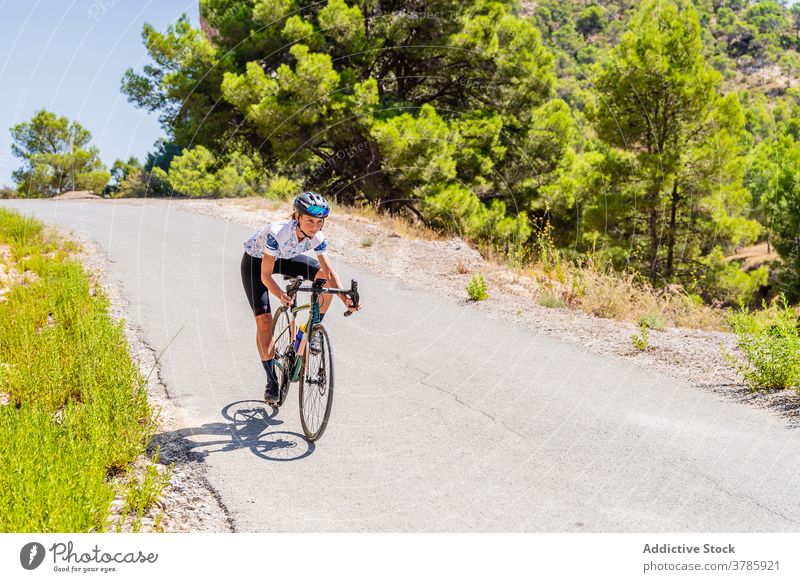 Sportlicher Radfahrer fährt Fahrrad auf Bergstraße Mitfahrgelegenheit Berge u. Gebirge Straße Training aktiv Lifestyle Ausdauer Aktivität Gesundheit Sommer