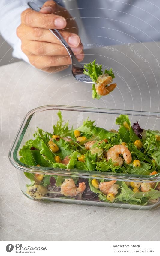 Erntehelfer beim Mittagessen im Büro Arbeiter Arbeitsplatz Lebensmittel Salatbeilage Ernährung gesunde Ernährung Mitarbeiter Tisch lecker Lunch-Box