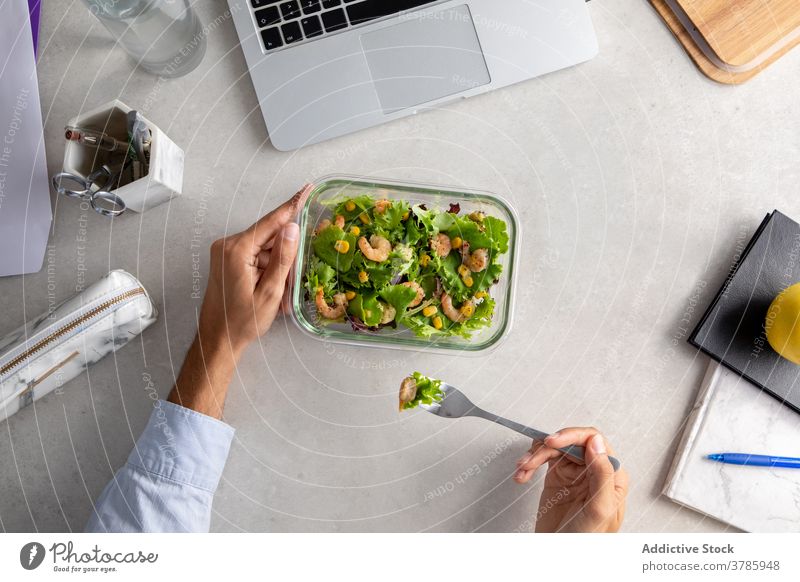 Erntehelfer beim Mittagessen im Büro Arbeiter Arbeitsplatz Lebensmittel Salatbeilage Ernährung gesunde Ernährung Mitarbeiter Tisch lecker Lunch-Box